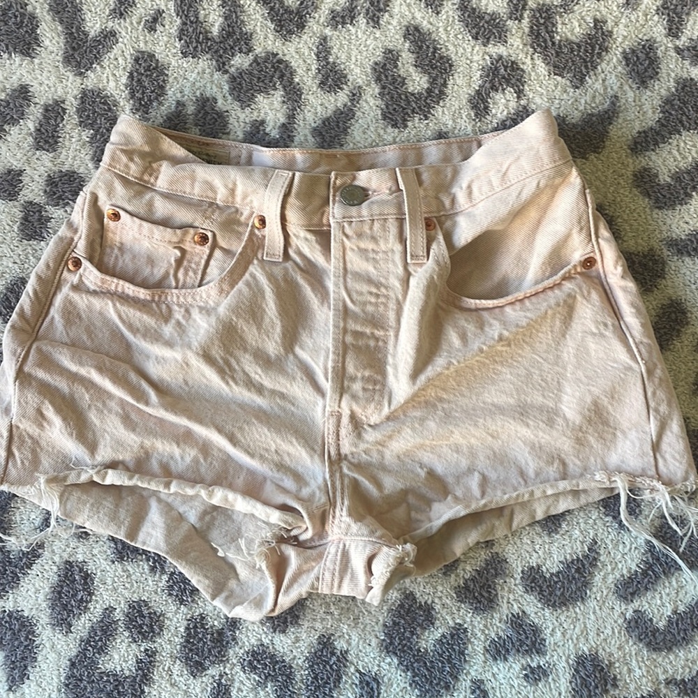 Levi’s Womens 501 Jean Shorts in Light Pink